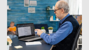 دانلود مجموعه عکس مرد مسن در حال کار با لپ تاپ